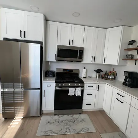 Fully Renovated 3Bdr Apt 1.5 Block From The Beach